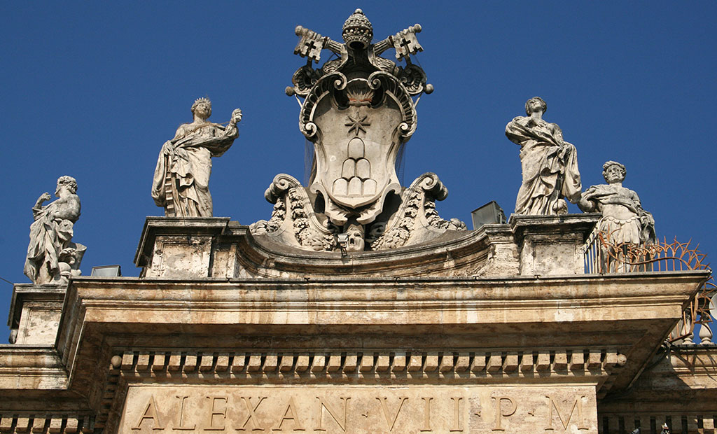 نشان رسمی پاپ الکساندر هفتم بر روی ستون بندهای میدان سن پیتر