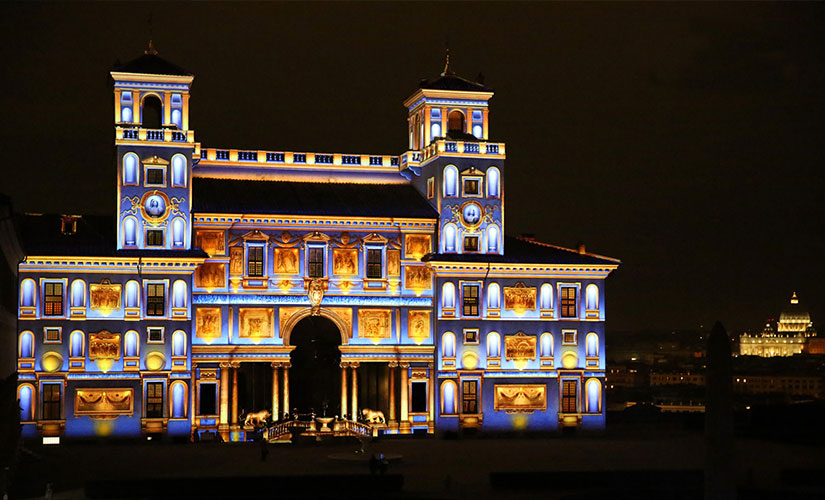 نمای نورپردازی شده قصر مدیچی یا آکادمی فرانسوی در شهر رم